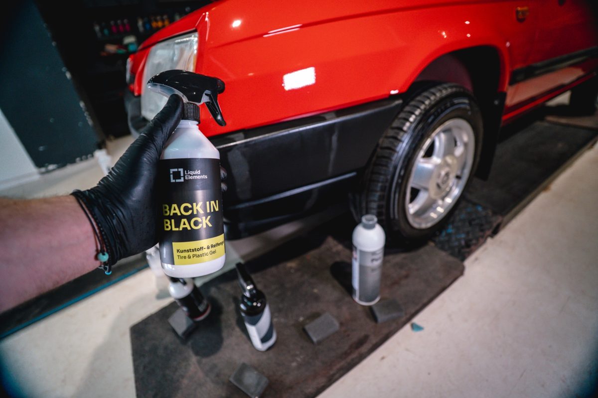 Přípravek na ochranu plastů před červeným autem